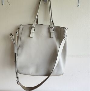 M0851 White Shoulder Bag With Crossbody Strap
